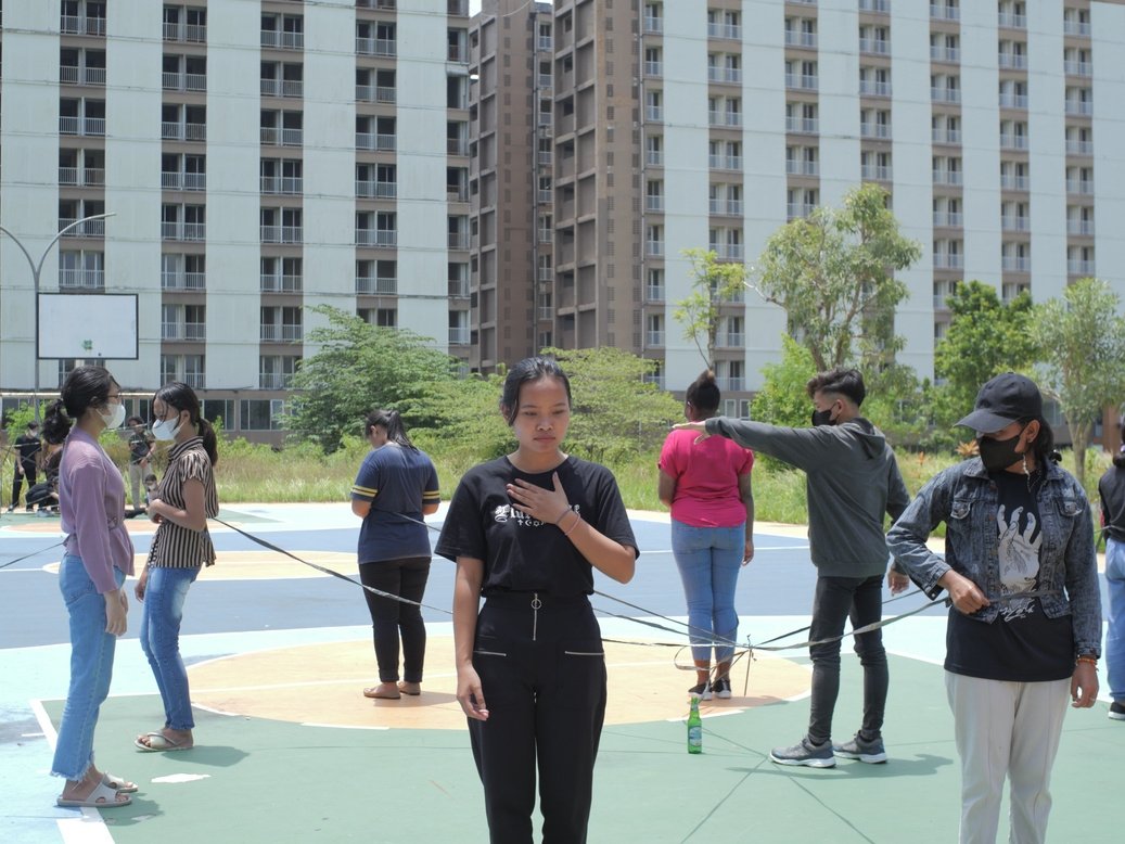 Anak-anak mengikuti outbond di alam terbuka