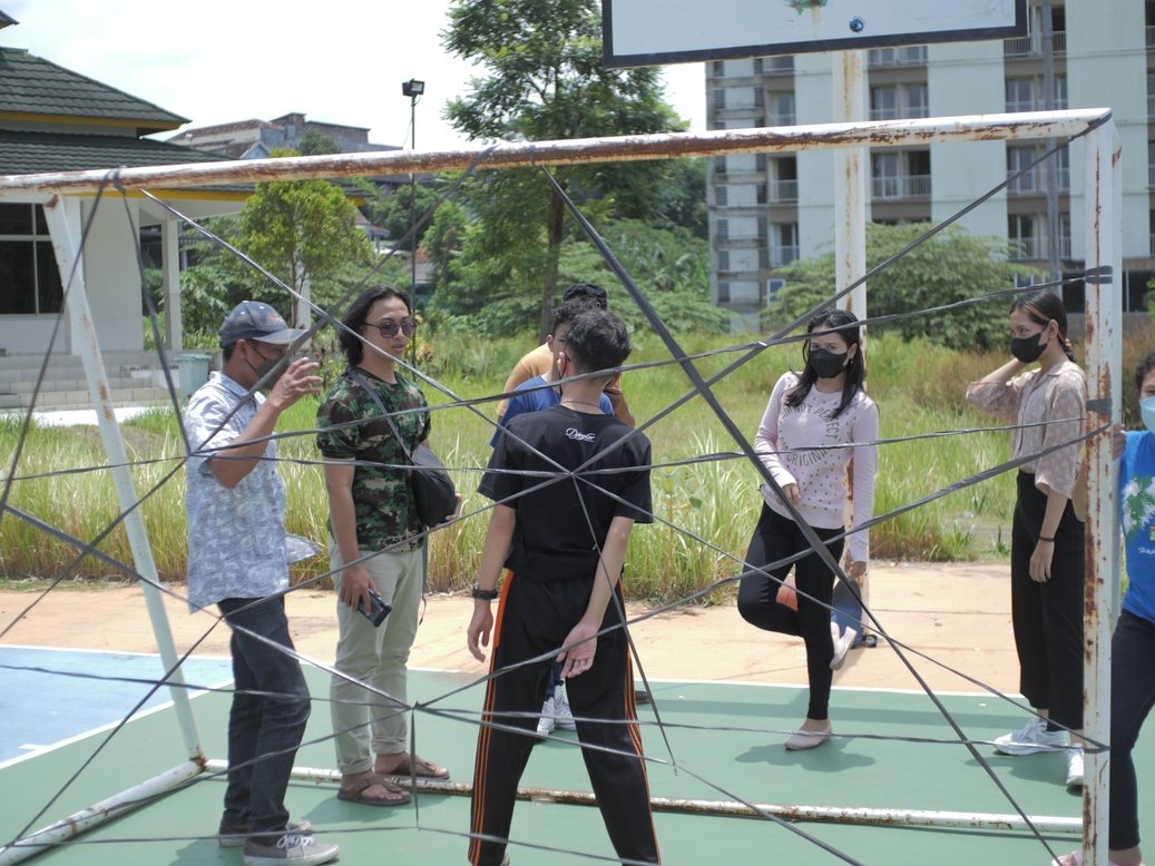 Tim airsoft berpose dengan gear lengkap