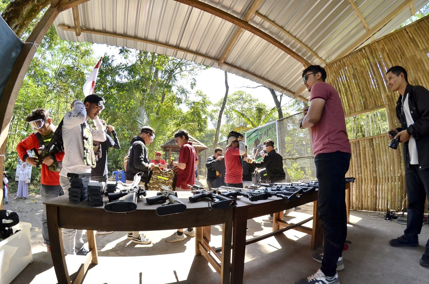 Anggota komunitas airsoft berfoto bersama